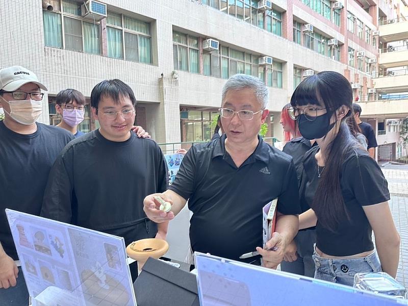 圖說四:林群超老師提供意見與校園設計師交流