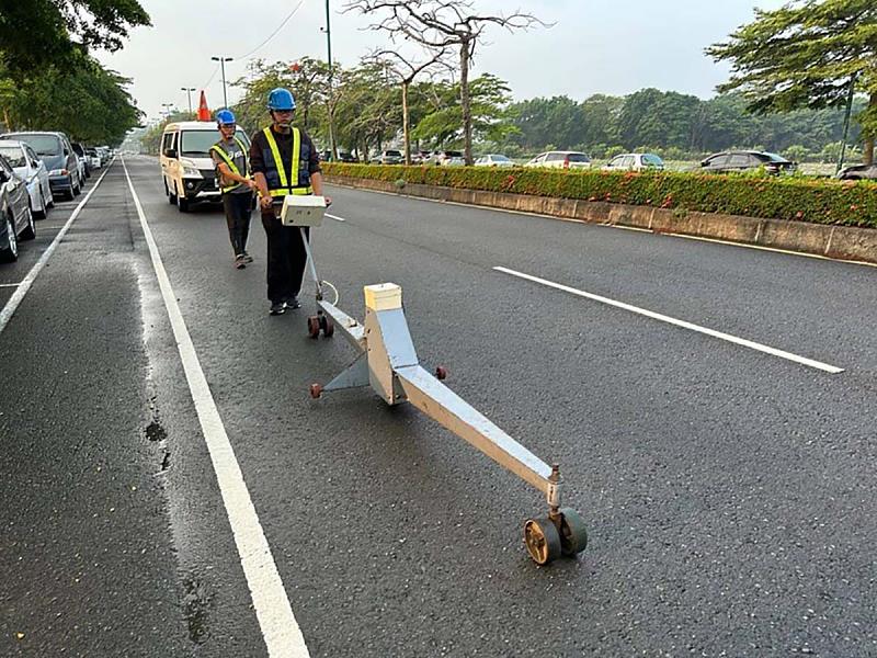 土木系老師帶領學生，實際瞭解道路使用情況，為來往的用路人提供完善的行車保障(照片來源：義守大學提供)。