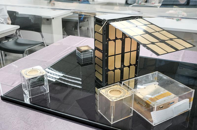 「珍珠號」立方衛星模型與科學酬載CIP先進電離層探測儀展示。