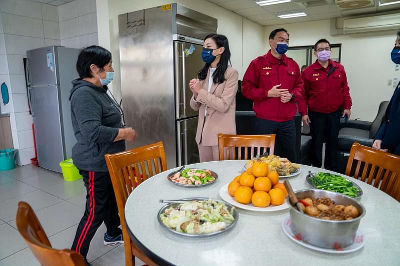 高市長特別關心消防同仁用餐狀況，也感謝廚工媽媽的辛慈