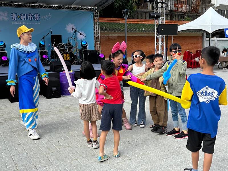 來自新竹香山區好玩的劇團帶領大小朋友一起舞動