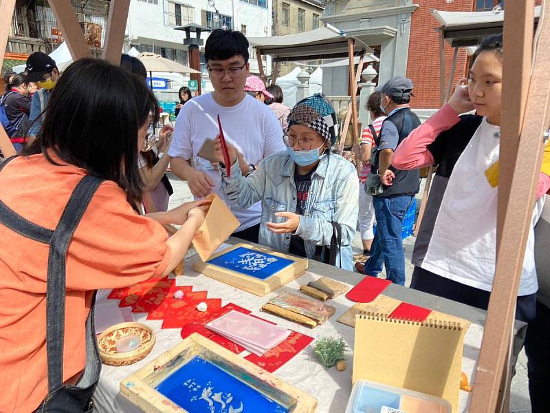 玩印工作室帶領民眾體驗紅包袋印製DIY