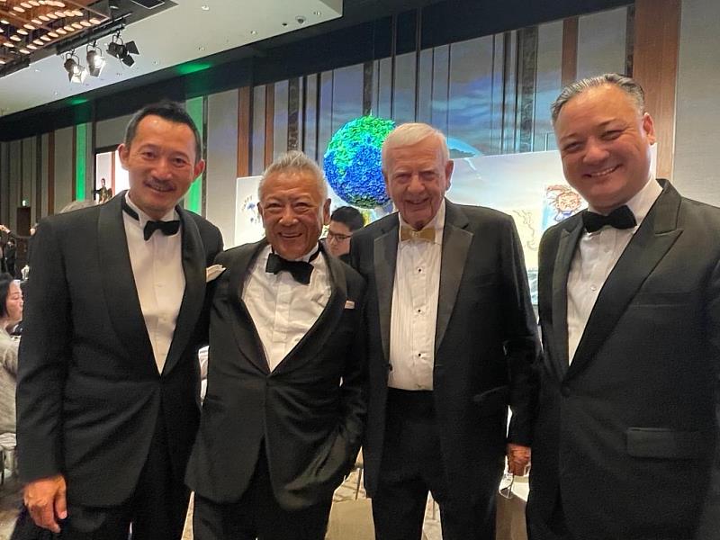 TutorABC聯合董事長Sam(右一)及Rodney(右二)，參加在東京的第35屆兒童地球基金會慈善晚宴。
