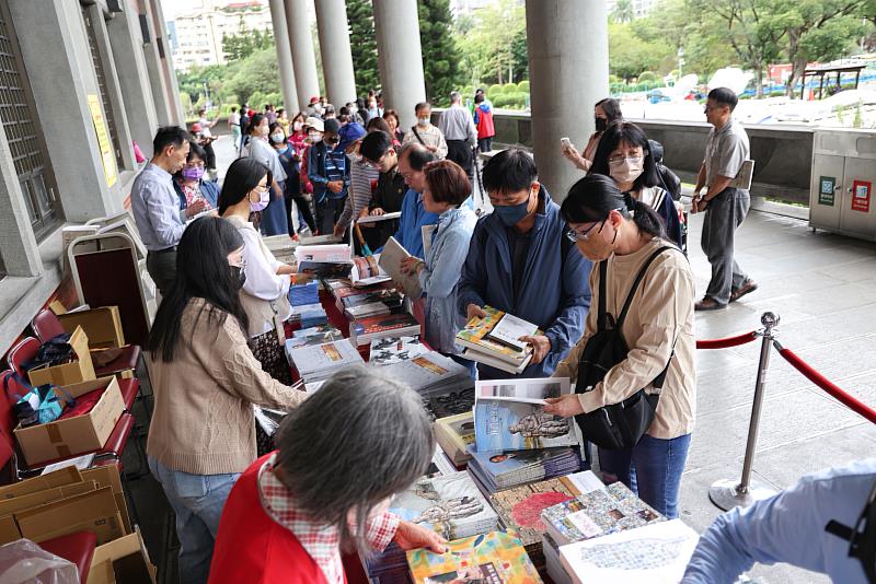 「書香入懷」贈書活動於該館西側迴廊舉行，民眾踴躍參與取書。