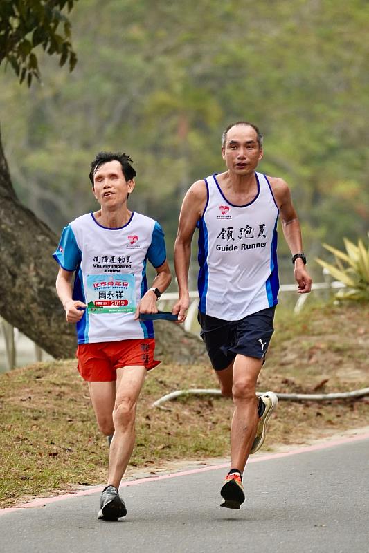 香港失明人健體會組百人團跨海來台參加骨鬆路跑