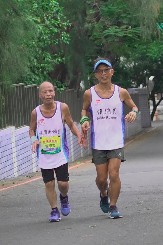 香港失明人健體會百人團中最年長的視障跑者，83歲的華叔在疫情期間重病一場，原本擔心無法完賽，在眾人鼓勵下鼓起勇氣來台參賽