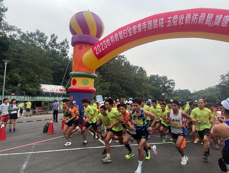 揮別疫情，今年骨鬆路跑恢復正常規模，選在醫師節舉辦吸引2000多人參加
