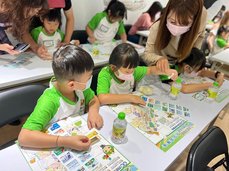 孩子們認真研究青埔商圈，家長們也來幫忙。圖片來源_有巢氏房屋青埔A18高鐵加盟店