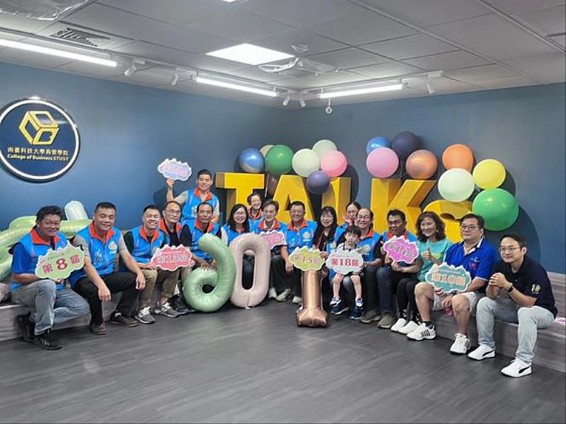 2023EMBA再履尋夢校友回娘家活動於商管學院六樓舉辦, TALKS 階梯各屆學長姐大合影。