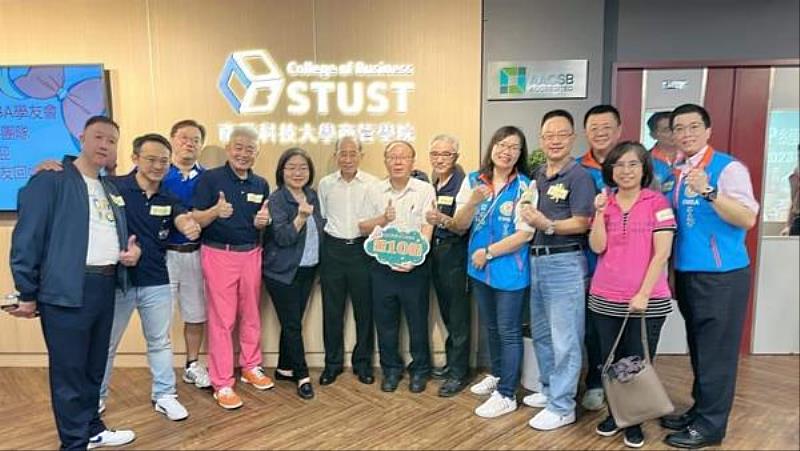 2023EMBA再履尋夢校友回娘家活動於商管學院六樓大廳舉辦,101級第十屆屆學長姐與師長們合影。