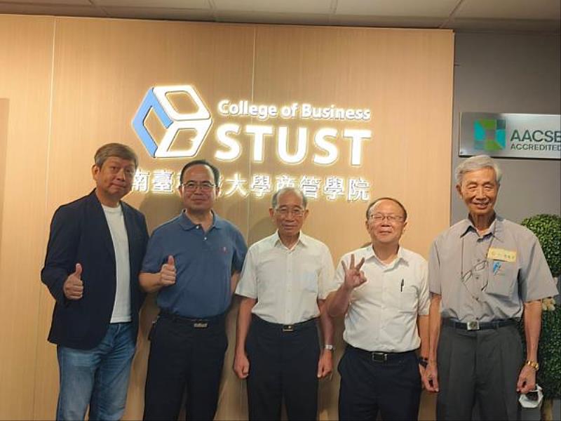 2023EMBA再履尋夢校友回娘家活動,商管學院現歷任院長與第三屆學長(右一) 合影。