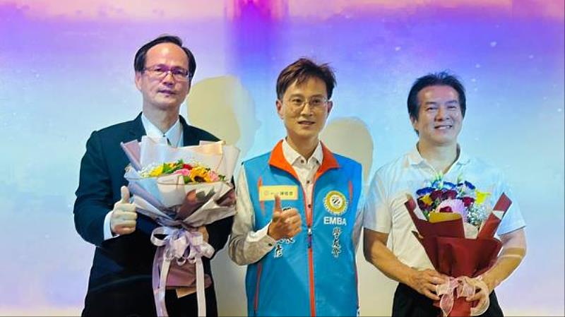 EMBA學友會理事長陳俊彥(中)與中華民國好人好事代表黃建豐(左一,EMBA第1屆) 、鍾炳耀(右一,EMBA第二屆)合影。