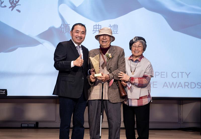 李義弘老師(中)2022年曾獲市長侯友宜(左)頒發「新北文化獎」