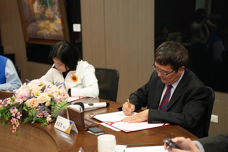 興大校長詹富智(右)與雲林縣政府張麗善縣長代表簽約