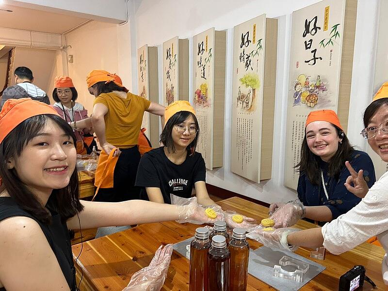參與成員體驗糕餅手作活動