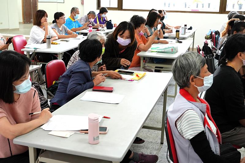 元智大學寰宇英悅展齡至會稽里與里民進行英語課程