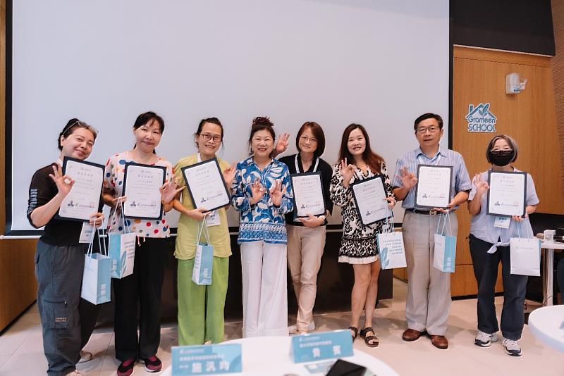 Juno Wang (fourth from left), CEO of Foundation for Yunus Social Business Taiwan, presented certificates to encourage their active participation.