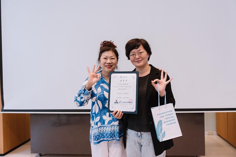 Juno Wang, CEO of Foundation for Yunus Social Business Taiwan (left), presented a Certificate of Appreciation to James Kai-Yu, CEO of Common Cultivation (right).