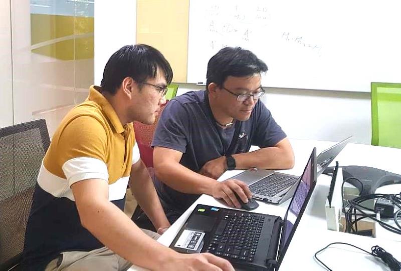 透過「青年就業旗艦計畫」進入網路服務產業，小佑(左)如今已是獨當一面的專案管理師