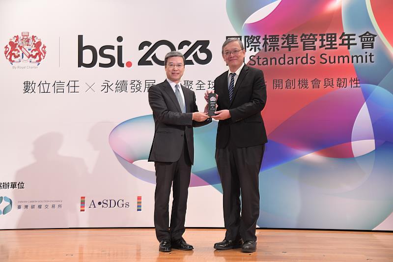 遠傳電信在資安優異表現獲得「2023 BSI資訊韌性集團獎」肯定，今由BSI東北亞區總經理蒲樹盛親自頒獎，遠傳資安長朱建國(右)出席代表領獎。