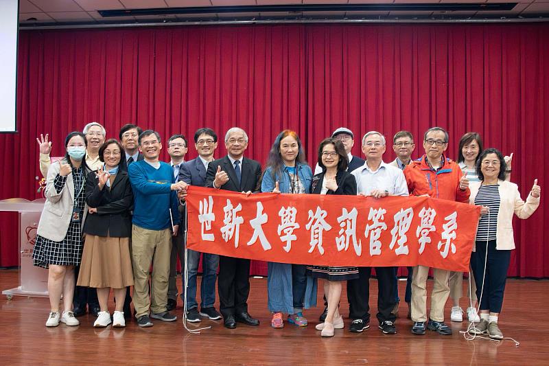 世新校長陳清河與資管系教授群一同出席第30屆畢展開幕式。（世新大學提供）