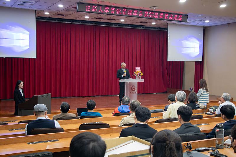 世新大學校長陳清河為資管系第30屆畢業成果展致詞。（世新大學提供）