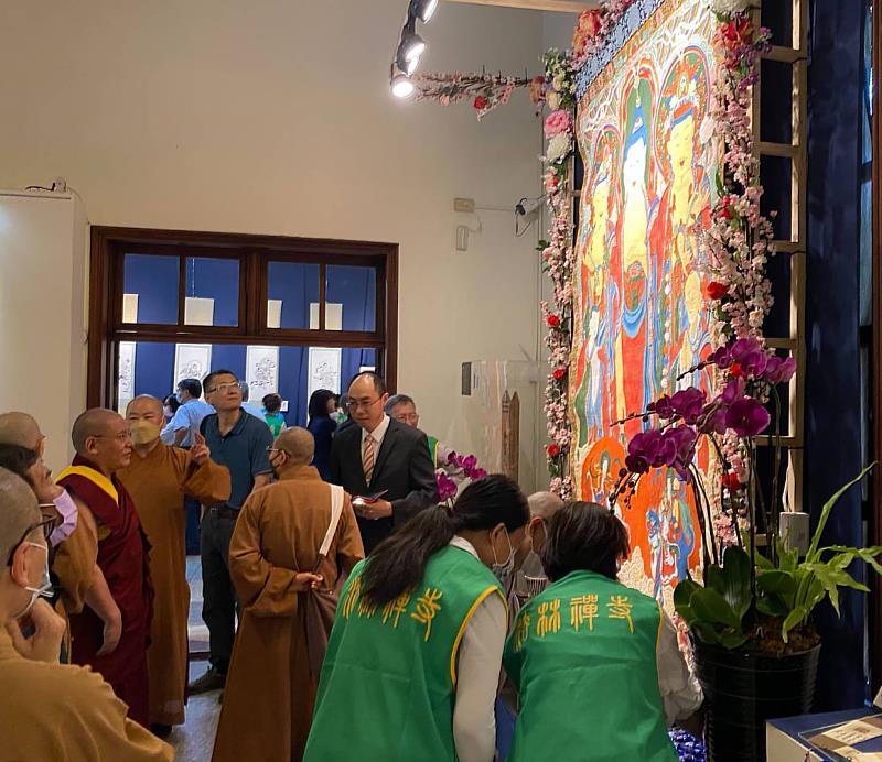 陳俊吉主任個展參觀人潮眾多，華梵大學佛藝系同學製作的韓國大型掛佛也成為會場焦點。