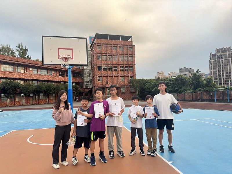 中信國際學校(及人中學)為國小生舉辦了為期四天四夜的【籃球住宿成長營】，提供了豐富多樣的籃球訓練課程。