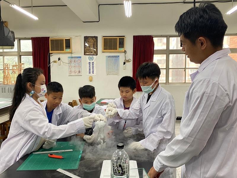 「炸彈小能手」課程中，學生們利用乾冰操作不同的實驗，不僅學習科學原理，也培養孩子們探究實作和問題解決能力。