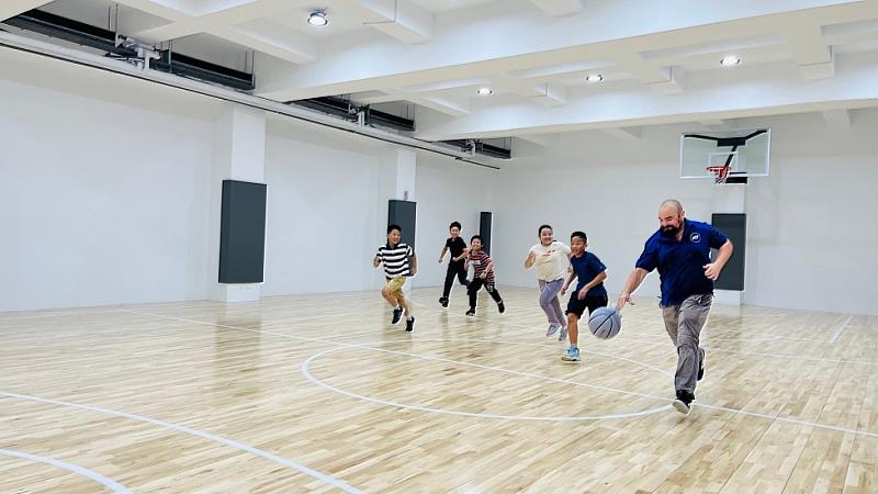 「灌籃高手」課程中由外師協同一起學習基本的運球、上籃到防守和進攻；強調個人的技能，也不能忘了團隊協作的體育精神！