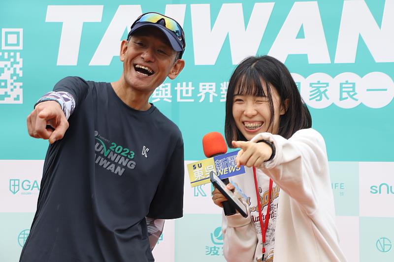 東吳校園記者採訪日本超馬選手關家良一，關家良一作風超親民俏皮合影