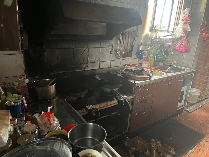 照片說明: 鍋子內食材受燒碳化，火勢延燒至排油煙機及天花板。