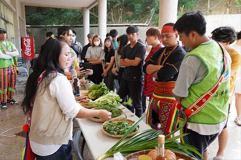 圖／專家帶領學生認識山間野菜以及烹煮方式。