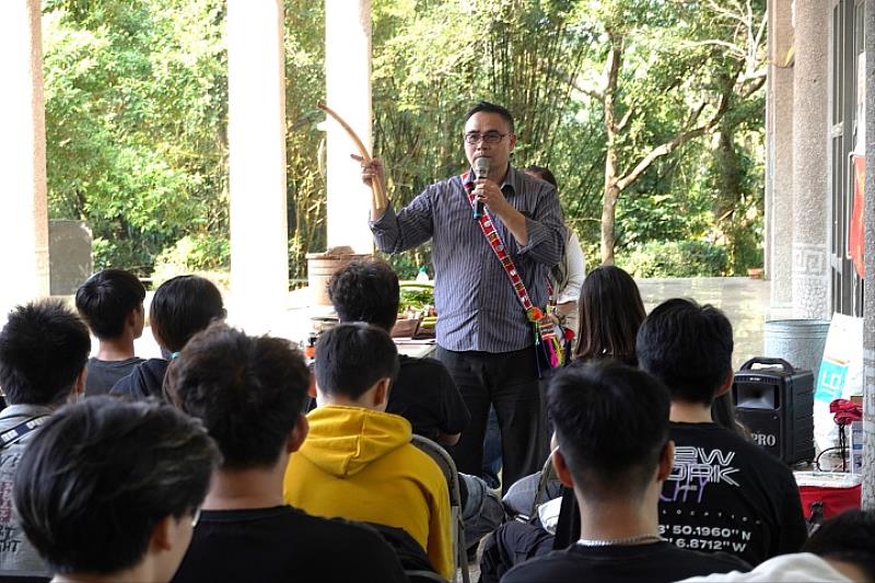 圖／達佶佑.卡造（TAKIYO.KACAW）老師藉由原住民通識課程舉辦活動，促進兩校交流不同的原民文化。