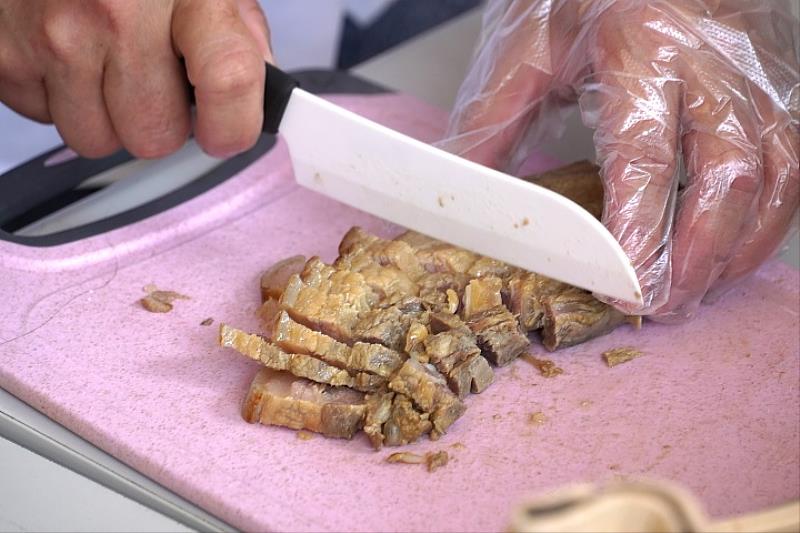 圖／原住民講師米匠(Mi Jian)將醃漬半年以上的鹹豬肉水煮切片，醃漬過程相當嚴謹一滴水都不能碰到，否則豬肉會腐敗產生臭味。
