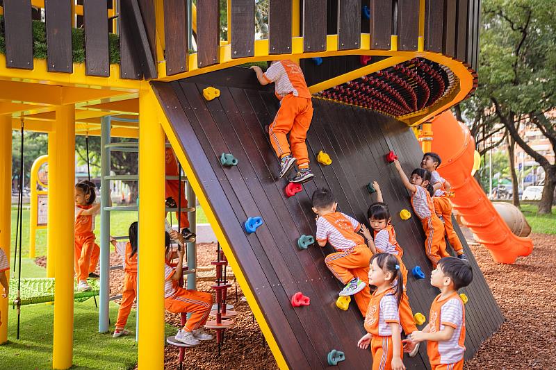 屏東公園共融遊戲場紅尾伯勞主題超吸睛 孩童使用遊憩設施