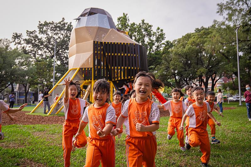 屏東公園共融遊戲場紅尾伯勞主題超吸睛 孩童遊樂照