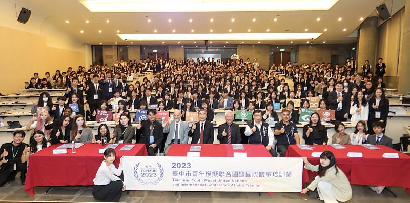 「2023臺中市青年模擬聯合國暨國際議事培訓營」在東海大學登場，超過300位高中生化身各國大使，連結在地議題聚焦重要國際時事。