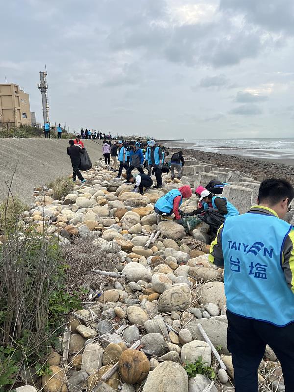 臺鹽通霄精鹽廠近200位志工投入淨灘工作，達成環境永續和敦親睦鄰的目標。