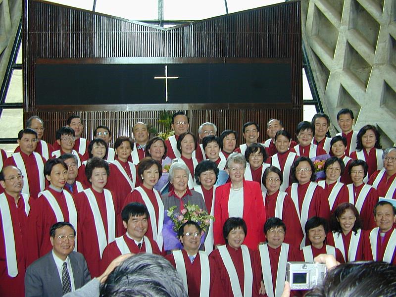 美籍教師Mrs. Rice（第二排左起第五位）於2004年與聖樂團老團員在東海路思義教堂的團聚舊照。
