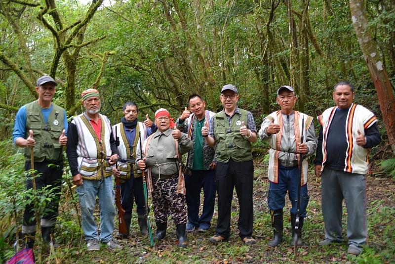 崁頂村村長邱志強、耆老邱萬山、胡良能、通報人邱玉山先生、臺東縣崁頂村傳統狩獵文化生態永續發展協會韋文德理事長、崁頂社區發展協會王力德理事長等多位族人參與野放