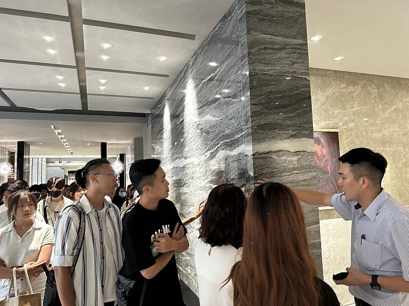 空設系師生參訪高雄冠軍建材展示中心，認識新建材材質、特色及應用