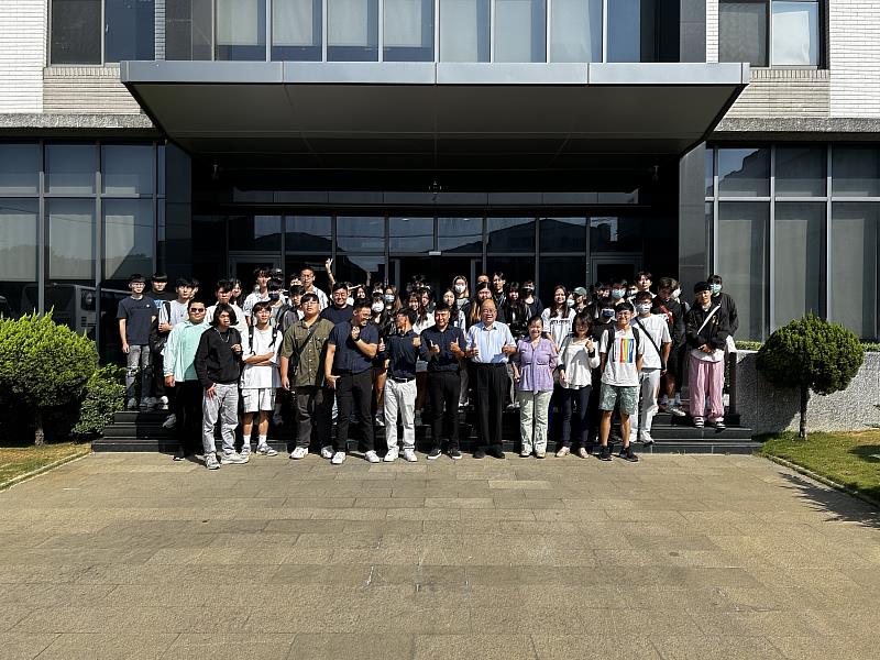 空設系師生參訪鉅莊企業股份有限公司，於企業合影