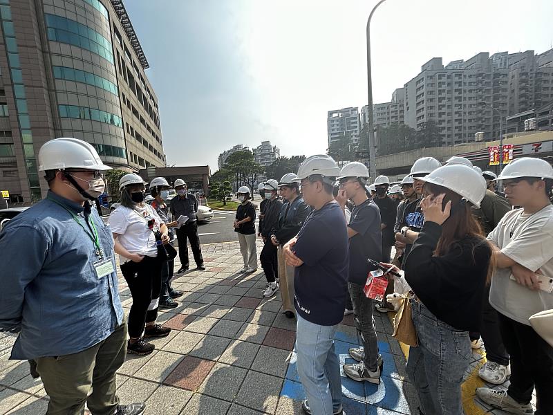 學生聆聽工地安全講座，了解室內設計裝修施工及作法