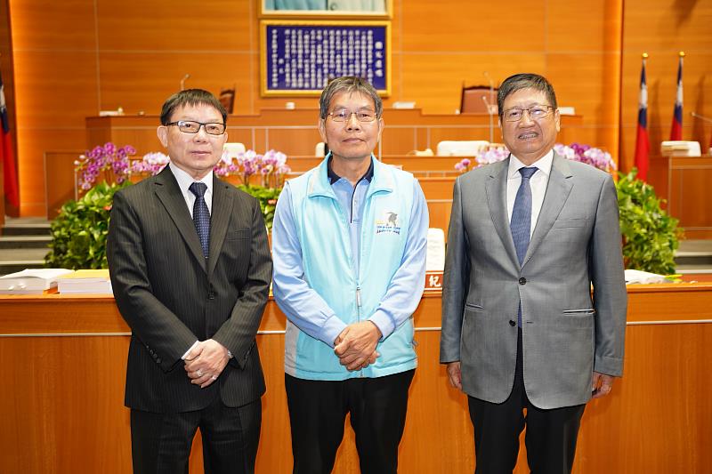 縣議員何智達(中)建議設拖吊場及交管訓練制度。