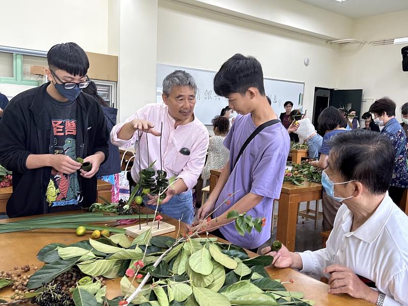 陳建貴老師指導學員花藝作品創作。