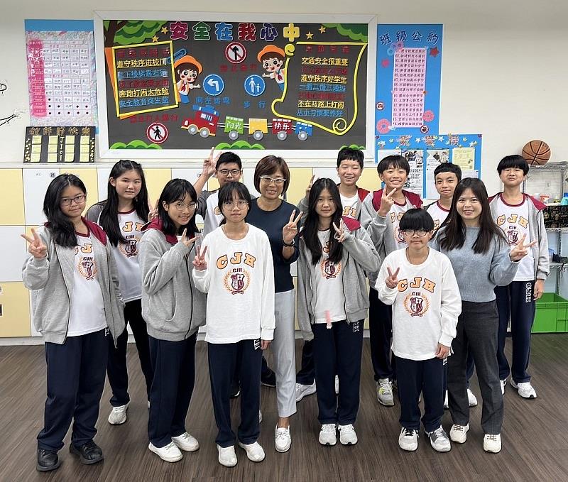 孫紀慈老師今年擔任國一導師，載譽歸國後與校長及班級學生合影。
