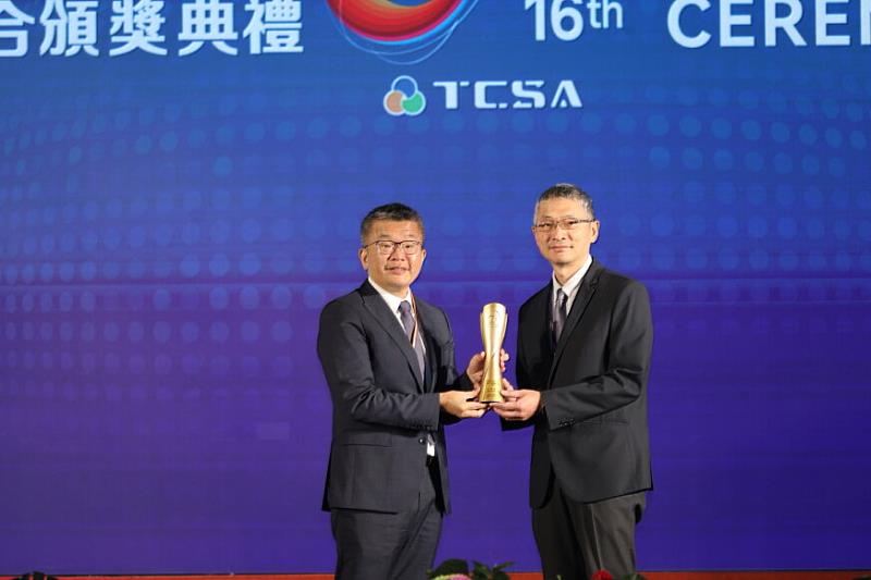 遠傳網路綠能低碳表現倍受TCSA肯定，網路技術暨營運群執行副總經理郭峻杰出席代表領獎