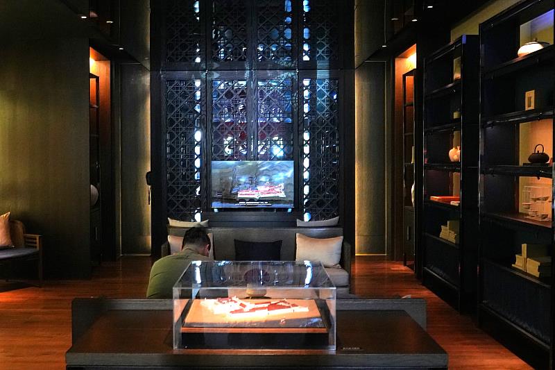 臺南晶英酒店大廳展出的熱蘭遮堡壘模型及相關影片