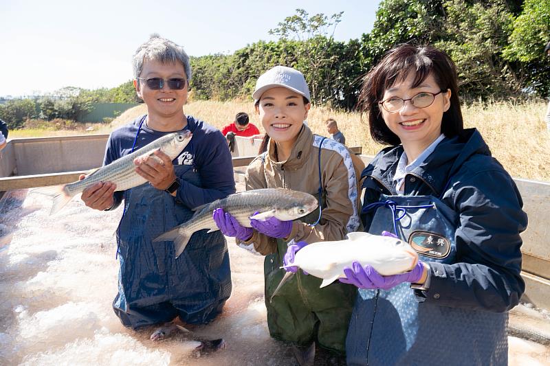 市長高虹安（中）與秘書長張治祥（右）今日參訪竹市香山區知名的烏魚養殖場「竹魚水產」，用行動力挺在地漁業